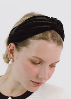 Twist Headband in velvet fits into your colder-weather accessory rotation seamlessly. We love the way the Twist Headband mimics the shape of a turban, yet provides the ease of a headband. The ultra-rich velvet lays flawlessly in the hair, which will make the Twist Headband your all-time favorite knotted headband. Black Hair Headband, Velvet Headband Hairstyles, Puff Headband, Black Velvet Headband, Julia Berolzheimer, Knotted Headband, Black Headband, Velvet Headband, Head Bands