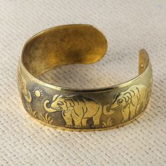 Condition: Brand new and good quality Color: As the picture Width:25mm Material: Alloy Quantity:1pc Women's Vintage Bronze Ethnic Wide Open Cuff Bangle Elephant Carved Bracelet Condition: Brand new and good quality Color: As the picture Width:25mm Material: Alloy Quantity:1pc PaymentDelivery detailsTerms of salesAbout usContact us Payment Our company only accept paypal,we will arrange shipping as soon as receive payment in 48hours.If you have any questions,pls contact with us,I will reply and so Vintage Cuff Bracelet For Festivals As A Gift, Handmade Symbolic Cuff Bracelet For Festivals, Adjustable Vintage Cuff Bracelet For Festivals, Bohemian Etched Cuff Bracelet As Gift, Vintage Adjustable Cuff Bracelet For Festivals, Vintage Cuff Bracelet For Festivals Gift, Bohemian Etched Cuff Bracelet Gift, Bohemian Bangle With Antique Finish, Bohemian Etched Cuff Bangle Bracelet