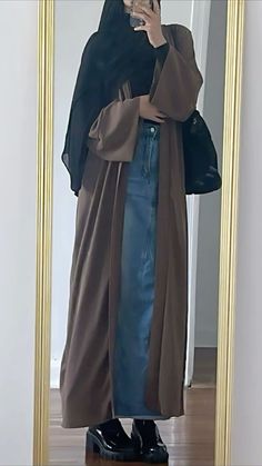 Denim Skirt Outfit Hijab, Open Abaya Outfit, Black Abaya Outfit, Hijabi Skirt Outfits, Abaya Fits, Brown Abaya, Black Denim Skirt Outfit, Denim Skirt Black, Modest Outfits Muslim