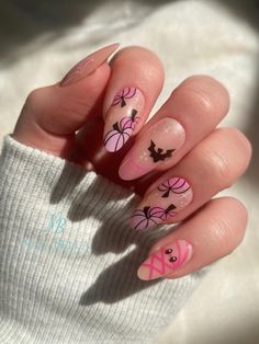 Elevate your nail game this fall with our Pink Pumpkin Press On Nails! Perfect for Halloween or autumn festivities, this cute nail set features a whimsical pink pumpkin design that adds a touch of seasonal charm to any look. KIT INCLUDES * 24 nails * Nail Glue (Net Wt. 0.07oz/2g) * Double Sided nail file * Cuticle stick * Alcohol Pad Key Features: *Easy to Apply: Our press-on nails come with strong adhesive, making them simple to apply at home without the need for a salon visit. *Durable & Light Pink Halloween Set Nails, Pink Halloween Nails Acrylic Almond, Autumn Nails Cute, Cute Halloween Nail Designs Pink, Pink Pumpkin Nail Art, Whimsical Halloween Nails, Cute Simple Nails Halloween, Orange And Pink Halloween Nails, Pink And White Fall Nails