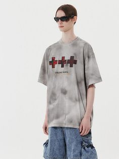 It is an oversized short sleeves t-shirt. The t-shirt is made of quick dry cotton fabric. The t-shirt features sulfur-washed design, double neckline, and graphic print. It is finished using tumble washing and tenter process.- Round neck- Graphic print- Ribbed neck- Dirty washed Gray Distressed Short Sleeve T-shirt, Acid Wash T-shirt With Text Print, Acid Wash Short Sleeve T-shirt With Text Print, Acid Wash Oversized Short Sleeve T-shirt, Urban Washed Black Short Sleeve T-shirt, Oversized Urban Washed T-shirt, Distressed Short Sleeve T-shirt For Streetwear, Distressed T-shirt For Streetwear, Oversized Tie Dye T-shirt With Graphic Print