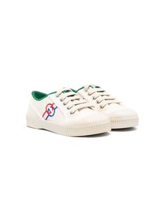 white/multicolour canvas round toe embroidered logo to the side logo patch at the tongue contrast lining branded insole flat rubber sole front lace-up fastening Canvas Sneakers With Logo Print And Round Toe, Low-top Canvas Sneakers With Logo Print, Logo Print Canvas Sneakers With Round Toe, Canvas High-top Sneakers With Logo Print, Sporty Canvas Shoes With Logo Print, White Canvas Sneakers With Logo Print, Sporty Low-top Canvas Shoes With Embroidered Logo, Sporty Low-top Canvas Shoes With Logo Print, Sporty Canvas Shoes With Logo Patch And White Sole