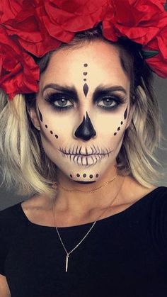 Day of the Dead face paint is inspired by La Catrina, a character created by Mexican artist José Guadalupe Posada. #catrina #makeup Nem Halloween Makeup, Makijaż Sugar Skull, Make Up Diy, Makeup Clown, Makeup Zombie, Halloween Make-up Looks