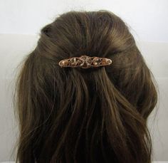 Classic Hair Pin, Hair Clips Aesthetic 90s, Feminine Hair Accessories, French Hair Barrettes, Half Up With Barrette, Classy Hair Accessories, French Barettes Hairstyles, French Hair Accessories, Flat Hair Clip