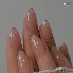 Outer edge sparkly lined almond shaped nails Tattoo Nails, Hairstyles Anime, Fashion Tattoo, Kutek Disney, Graduation Nails, Quartz Nail, Colorful Nails, Soft Nails, White Nail