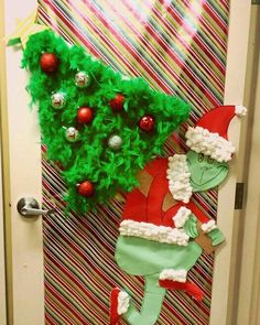 the grinch door decoration is on display