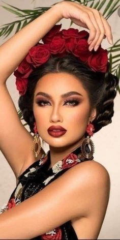 Mexican Makeup Look Traditional, Wedding Makeup Smokey, Cabelo Pin Up, Spanish Hairstyles, Makeup Smokey, Spanish Dancer, Flowers In Her Hair