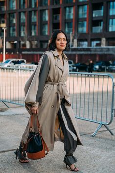 Style Inspiration Minimalist, Tiffany Hsu, 2020 Street Style, London Fall, London Fashion Weeks, Reportage Photography, New Street Style, Fallen London, Street Style Trends