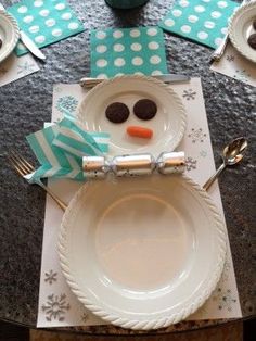 there is a snowman made out of plates on the table