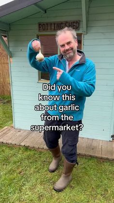 a man standing in front of a blue house with his hand out and the words did you know this about garlic from the supermarket?