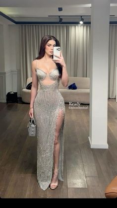 Minimalist Gown, Fashion Week Dresses, Pageant Outfits, Outfits Vestidos, Persian Fashion, Fiesta Outfit, Classy Prom Dresses, Elegant Dresses Classy