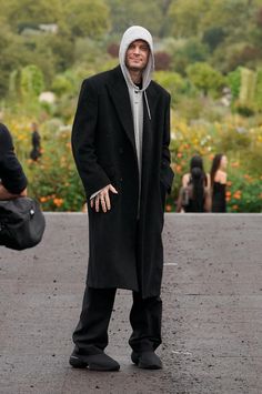 Men Coat Outfit, Givenchy Spring 2023, Outfit Cowok, Black Coat Outfit, Minimal Streetwear, Paris Fashion Week Men, Spring 2023 Ready To Wear, Street Style Edgy