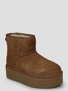 Ugg classic mini platform boot. - FW23 - Platfotm: 5 cm - Round toe - Overlock stitch detailing on seams - Rear pull tab - Patch logo label on the heel - UGGplush lining (lupcycled wool and lyocell) - Rubber sole - Made in Vietnam - Suede Ugg Heritage Platform Boots, Ansley Ugg Slate Color, Ugg Classic Mini Brown, Ugh Knee Warm Woman Boots New Slouchy, Mini Uggs Boots Platform, Ugg Boots Taupe, Olive Ugg Boots, Ugg Label, Ugg Classic Mini Platform