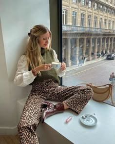 Instagram Green And Leopard Outfit, Eclectic Winter Outfit, Leopard Print Top Outfit, Nightout Outfit, Leopard Outfit, Leopard Print Outfits, Samba Outfit, Leopard Outfits, Boho Chique