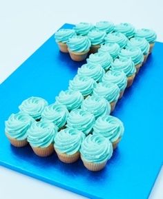 cupcakes are arranged in the shape of the letter e on a blue surface