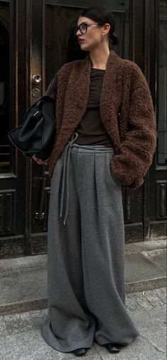 STREET STYLE 2024 FALL Grey Brown Outfit, Grey Outfit Aesthetic, Coat Outfit Aesthetic, Grey Outfit Ideas, Grey Coat Outfit, Outfit Ideas For Autumn, Grey Autumn, Grey Outfits, Aesthetic Grey