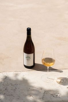 Natural wine photography. A photograph of La Stoppa Ageno, skin contact Malvasia made in Emilia Romagna Natural Wine Photography, Creative Wine Photography, Wine Ads Creative, Wine Editorial, Wine Photoshoot Ideas, Wine Product Photography, Wine Photoshoot, Italian Wine Bar, Wine Instagram