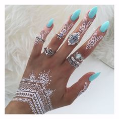 Pretty sky blue polish with white henna Blue Henna, White Henna Tattoo, White Henna Designs, Henna Nails, Unghie Nail Art, Tattoo Henna, White Henna, Japanese Tattoos, Mehndi Tattoo