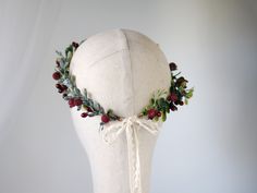 A winter flower crown in beautiful tones of red and green. Thanks to the use of artificial berries and leaves, the crown is durable. It is a special touch to your bohemian look. A flower crown is more beautiful than the pictures. Is perfect for garden wedding. Head circumference: one size fits all (adjustable) We offer customized accessories, matching the floral crown. Here you can buy a matching floral boutonniere: https://www.etsy.com/listing/672949700/customized-flower-boutonniere You can als Winter Wedding Headpiece, Holly Crown, Winter Flower Crown, Winter Crown, Entertainment Decor, Floral Boutonniere, Winter Wedding Decor, Customized Accessories, Christmas Crown