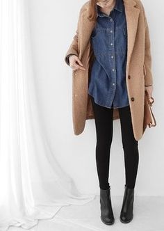 A very cute outfit with the denim button down shirt, the black leggings with the black combat boots, and the nude colored coat. Casual Weekend Outfit, Look Adidas, Looks Street Style, 가을 패션, Inspiration Mode, Fashion Mode