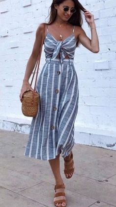 love the dress, pass on the shoes and purse Summer Day Outfits, Spring Outfits Dresses, Gaun Fashion, Autumn Street Style, Long Summer Dresses, Outfit Casual, Looks Vintage, Spring Summer Outfits, Elegant Woman