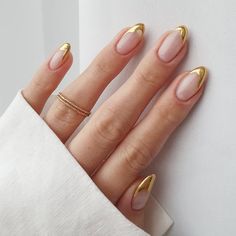 Deja que el brillo y las estrellas iluminen tu manicure en este año que comienza e intenta alguno de estos diseños de uñas en tendencia para recibir el 2021 con la mejor actitud. Gold Tip Nails, Gold Nail, Wedding Nails Design, Nail Swag, Prom Nails, Chic Nails, Manicure E Pedicure