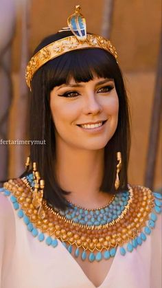 Ancient Egyptian Hairstyles, Cleopatra Outfit, Egypt Costume, Egyptian Hairstyles, Ancient Egypt Fashion, Egyptian Makeup, Egyptian Clothing, Queen Cleopatra, Egyptian Fashion