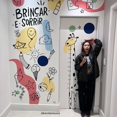 Lettering em área kids pela artista @karolstefanini Drawing Wall Ideas, Office Wall Graphics, School Cafe, Indoor Playroom, Preschool Decor, Mural Art Design, Selfie Wall, Glitter Wall Art, School Interior