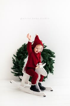 Minimalist Christmas Photoshoot, Christmas Studio Photography, Toddler Christmas Photoshoot, Toddler Christmas Photos, Christmas Photoshoot Kids, Outdoor Christmas Photos, Diy Christmas Photo, Minimalistic Christmas