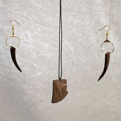 This set includes a pendant and two earrings made of coconut. The pendant, on an adjustable leather strap, is natural. We have only removed the fibers. It is 45x27 mm in size and weighs 5 grams The earrings, with a brass suspension, are 50 or 55 mm long and 15 mm wide. They weigh 4 or 5 grams. They are smooth and polished. You can find more jewelry and other beautiful things from me here: https://www.paraykunsthandwerk.etsy.com Jewelry Pendant, Wooden Jewelry, Pendant Earrings, Beautiful Things, Pendant Jewelry, Jewelry Set, Jewelry Sets, Leather Straps, Coconut