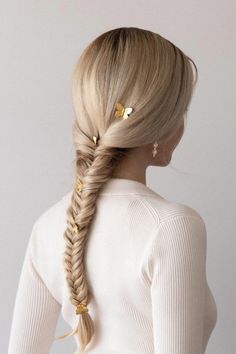 Back view of a blonde fishtail braid decorated with small gold butterfly clips Long Hair Hacks, Hair Inspiration Braids, Camp Hairstyles, Braid Hair Ideas, Topsy Tail Hairstyles, Ponytail Inspiration, Tennis Hairstyles, Ponytail Hairstyles Tutorial, Fishtail Hairstyles