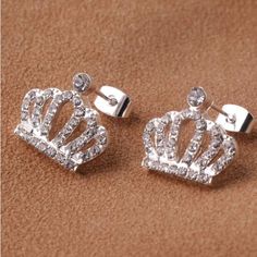 Earrings- Crown Dangle Cz Stud Earrings They Just Sparkle Nwt. Tray 103. Quince Jewelry, Earrings Studs Silver, Ear Tops, Crown Earrings, Quince Ideas, Costume Earrings, Queen Crown, Pearl Cluster, Beaded Drop Earrings