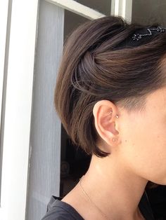 Short Hair Updo With Undercut, Headband Short Hair Bobs, Headband Pixie Hairstyles, Pixie With Hairband, Undercut Hairstyles Women With Bangs, Short Pixie Hair, Hair Cut Ideas, Amazing Hairstyles, Hairstyles For Girls