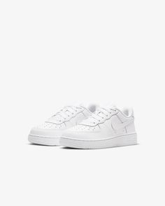 Style No. DH2925-111 Color: White/White/White This is what legends are made of. The Nike Force 1 LE brings back the ’82 hardwood icon into an everyday style in all-white or all-black. Let the durability, cushioning and feel introduce little feet to a classic. Nike Force 1 LE Little Kids' Shoes. King Shoes, Nike Force 1, 95 Nike, Nike Force, Everyday Shoes, Nike Kids, Nike Store, Jordan 1 Retro High, Jordan 1 Retro