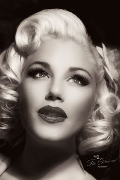 Classic Glamor Girl Look! :: Pin Up Hair and Makeup:: Marilyn Monroe inspired vintage hair and makeup Cabelo Pin Up, Vintage Makeup Looks, 50s Hairstyles, Pin Up Looks, 1940s Hairstyles, Veronica Lake, Rockabilly Hair, Pin Up Hair, Classic Hairstyles