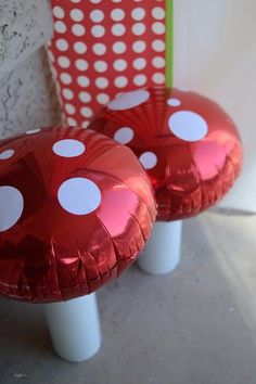 Mushrooms - made out of balloons Toadstool Decor, 4de Verjaardag, Willy Wonka Party, Mario Bros Party, Wonderland Birthday, Mad Hatter Party