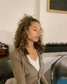 Zaargoedemans Outfits, Curly Hair Professional Hairstyles, Curly Girl Outfits, Outfits For Curly Hair, Curly Hair Outfits, Curly Hair Inspo Hairstyles, Cool Curly Hairstyles, Curly Aesthetic, Curly Hair Cut