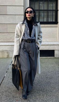 15 Trendy Winter Office Outfits to Try in 2025 Menswear Blazer Outfit Women, Trousers Winter Outfit, Winter Office Fashion, Outfits For Meetings, Winter Office Outfits, Grey Outfits, Japan Autumn, Winter Workwear