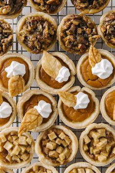 many pies are arranged on a cooling rack