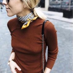 Colorful Silk Scarves Are the Iconic Way to Glam Up Your Look This Season Scarf Outfits, Wear A Scarf, Scarf Trends, French Girl Style, Street Style Paris, Minimal Chic