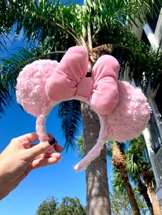 "Much like our purple fluffy ears, these millennial pink fluffy ears are a cotton candy dream. The bow is designed in our unique Minnie Mouse style and made from a shimmering satin pink material. The inside of the headband is stitched with a non-slip velour so your ears will remain both secure and comfortable on your head all throughout your magical journeys. You can find all our fluffy ears options available in our Fluffy Mouse Ears Collection - - - Headbands are one size fits most. Both ears a Almond Pearl Disney Ears, Disney Land Headband, Diy Disney Ears, Disneyland Ears, Disney Ears Headband, Diy Mickey Ears, Disney Mouse Ears, Disney Minnie Mouse Ears, Disney Headbands