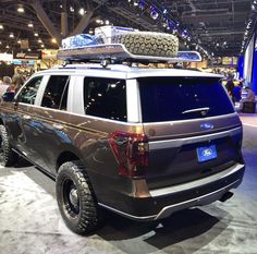 an suv is on display at the auto show with its roof rack mounted to it's rear end