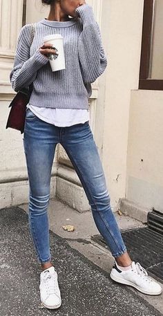 Womens Grey Sweater, Preppy Fall Outfits, Cooler Style, University Outfit, Preppy Fall, Outfit Jeans, Trendy Street Style