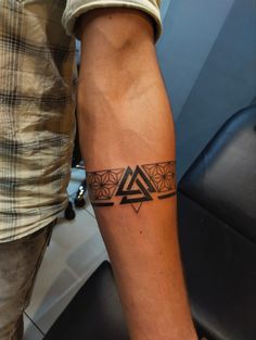 Tattoo,tattoo idea,tattoo 2023 Sacred Geometry Arm Band Tattoo, Geometric Cuff Tattoo, Arm Bending Tattoo, Geometric Band Tattoo Design, Tattoo Bend, Tattoos Thailand, Belt Tattoo, Tattoo Triangle, Thigh Tattoo Men