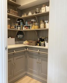 35 Cool Corner Pantry Ideas For Easy Access - Drop By My Home Walk In Pantry Ideas Layout, Small Corner Pantry, Kitchen Corner Pantry, Corner Pantry Organization, Pantry Solutions, Corner Pantry Ideas, Corner Pantry Cabinet, Corner Kitchen Pantry, White Kitchen Pantry