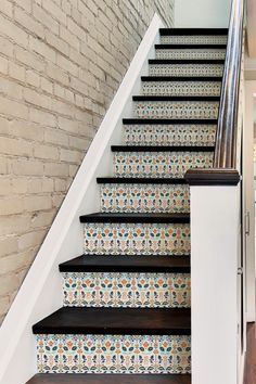 the stairs are decorated with colorful tiles