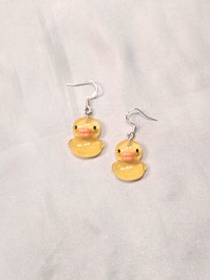 ~ Cute Earrings Ducks ~ 🦆 Cute 3D duckling earrings that are perfect as a gift, e.g. -for children -for animal lovers -to Santa Claus - Advent calendar filling -out of gratitude -for a loved one and and and Or treat yourself! - It's worth taking a look, because there are also cute bunny earrings hidden there 🐇 Length: approx. 3.5 cm