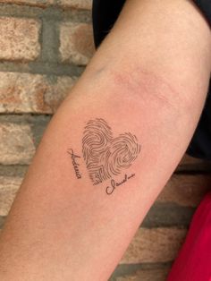 Tatto
Tatuagem de digital 
Tatuagem de assinatura
Assinatura
Tatuagens delicadas
Tatuagens femininas Fingerprint Tattoo Ideas, Thumbprint Tattoo, Girly Hand Tattoos, Fingerprint Tattoo, Tattoos Infinity, Hand And Finger Tattoos, 4 Tattoo