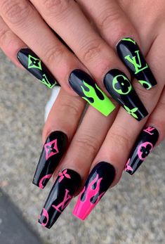 Coffin nails (also called “ballerina” nails) became popular in the early 90’s and still haven’t lost their exclusive appeal. Coffin Nail Designs, Trends Nails, Nails Trends, Winter Nails Acrylic, Stylish Nails Designs, Edgy Nails, Cute Acrylic Nail Designs, Glow Nails, Long Acrylic Nails Coffin