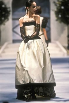 Classic Runway Fashion, 90s Couture Fashion, Coco Chanel Runway, Chanel Vintage Dress, Guilded Glamour, Outfit Soirée, Chanel Bride, Vintage Chanel Dress, 1990s Runway